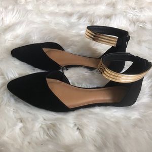 ✨NWT Size 7, black flats with gold ankle strap✨